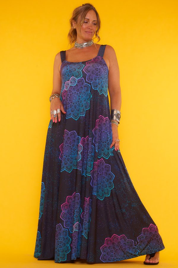 Un vestido elástico que es de punto frío y que tiene tirantes no regulables. Tiene un estampado que cubre toda la prenda y bolsillos.