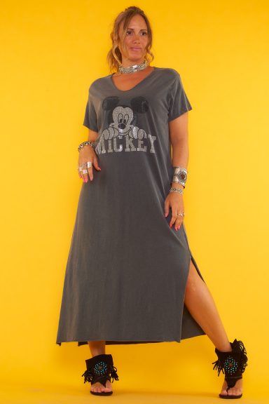 Un vestido largo elástico que tiene escote en pico y manga corta. Tiene aperturas decorativas y su estampado está hecho con strass.