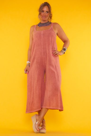 Mono Wide-Leg De Tirantes Achico Un mono de tirantes fijos que tiene pierna ancha y tamaño tres cuartos (3/4). Su tejido es muy ligero y fresco, ideal para la temporada.