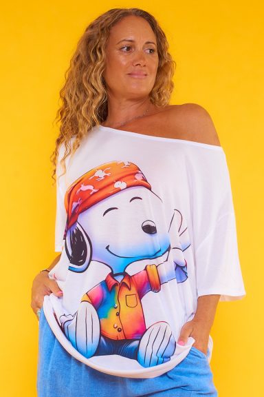 Una camiseta elástica de manga corta que se caracteriza por tener un estampado original, creativo y distintivo en la parte frontal.