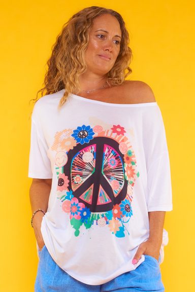 Una camiseta elástica de manga corta que se caracteriza por tener un estampado original, creativo y distintivo en la parte frontal.
