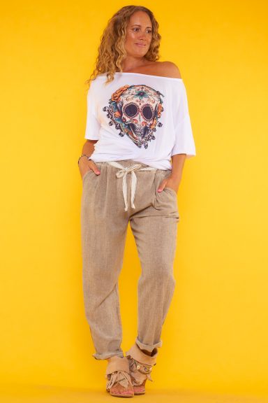 Una camiseta elástica de manga corta que se caracteriza por tener un estampado original, creativo y distintivo en la parte frontal.