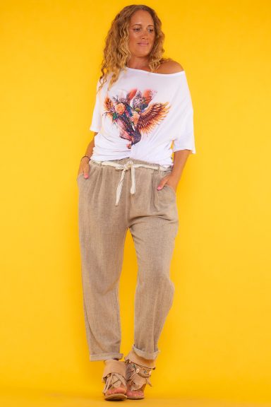 Una camiseta elástica de manga corta que se caracteriza por tener un estampado original, creativo y distintivo en la parte frontal.