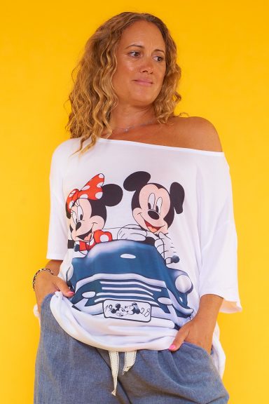 Una camiseta elástica de manga corta que se caracteriza por tener un estampado original, creativo y distintivo en la parte frontal.