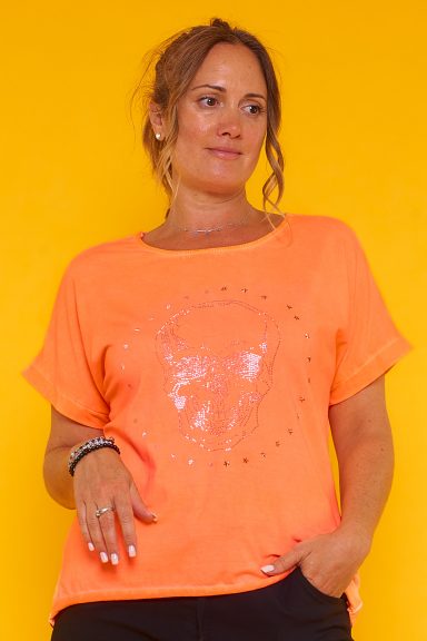 Una camiseta manga corta que es elástica y que tiene un corte asimétrico. Su diseño está hecho y formado por strass. 