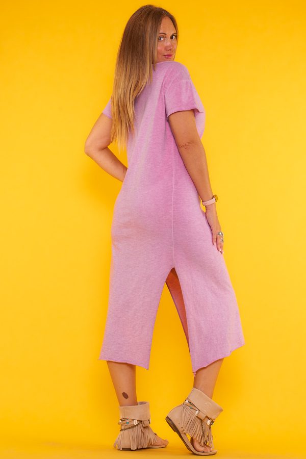 Un vestido largo elástico que tiene escote en pico y manga corta. Tiene dos aperturas decorativas en la parte inferior.