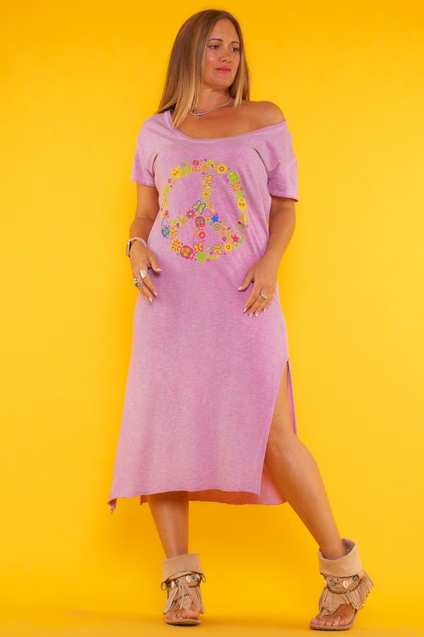 Un vestido largo elástico que tiene escote en pico y manga corta. Tiene dos aperturas decorativas en la parte inferior.