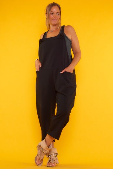 Un mono elástico que tiene tirantes que se pueden regular por medio de un nudo. Tiene dos bolsillos en la parte frontal.