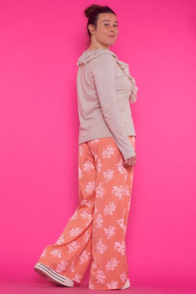 Pantalón Estampado Coral Albatro Un pantalón que tiene bolsillos frontales y una goma elástica en la cintura con cordones para hacer un nudo y ajustar a mejor medida.