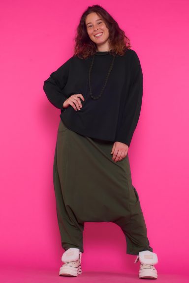 Pantalón Baggy elástico estilo baggy con cintura ajustable, bolsillos funcionales y tejido suave. Diseño cómodo, versátil y moderno.