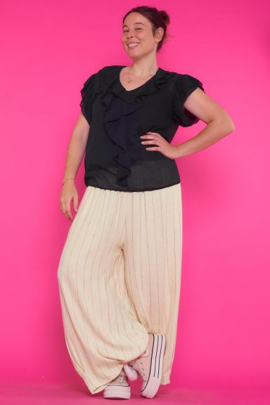 Pantalón De Lino Tirola Un pantalón de lino que tiene pierna ancha, bolsillos laterales y una goma elástica en la cintura. Una prenda ideal para la temporada.