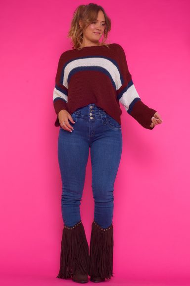 Un jersey elástico de punto que tiene un corte asimétrico, teniendo la parte trasera ligeramente más larga que la frontal.