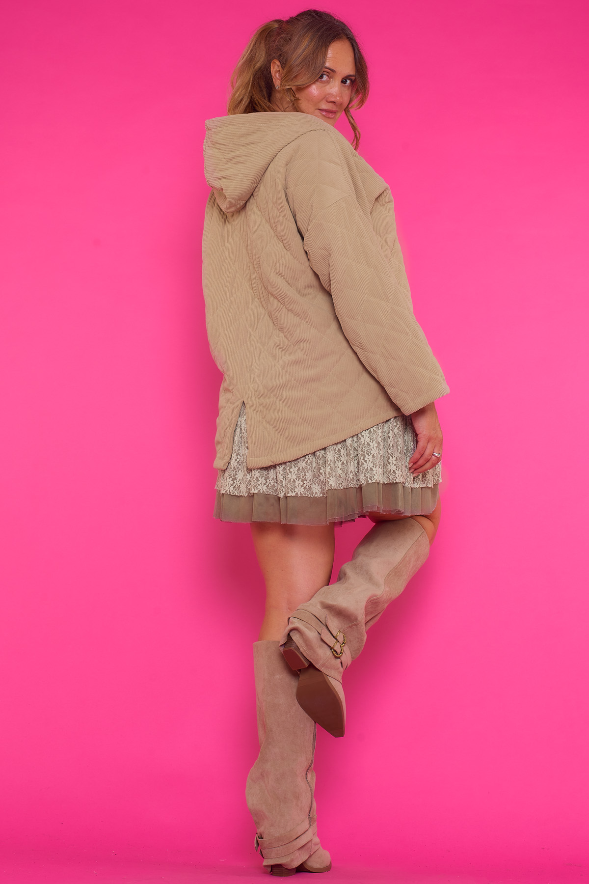 Chaqueta Asimétrica Con Capucha Y Cremallera Pastaza Una chaqueta gruesa que tiene capucha, dos bolsillos frontales y su mecanismo de cierre es una cremallera.