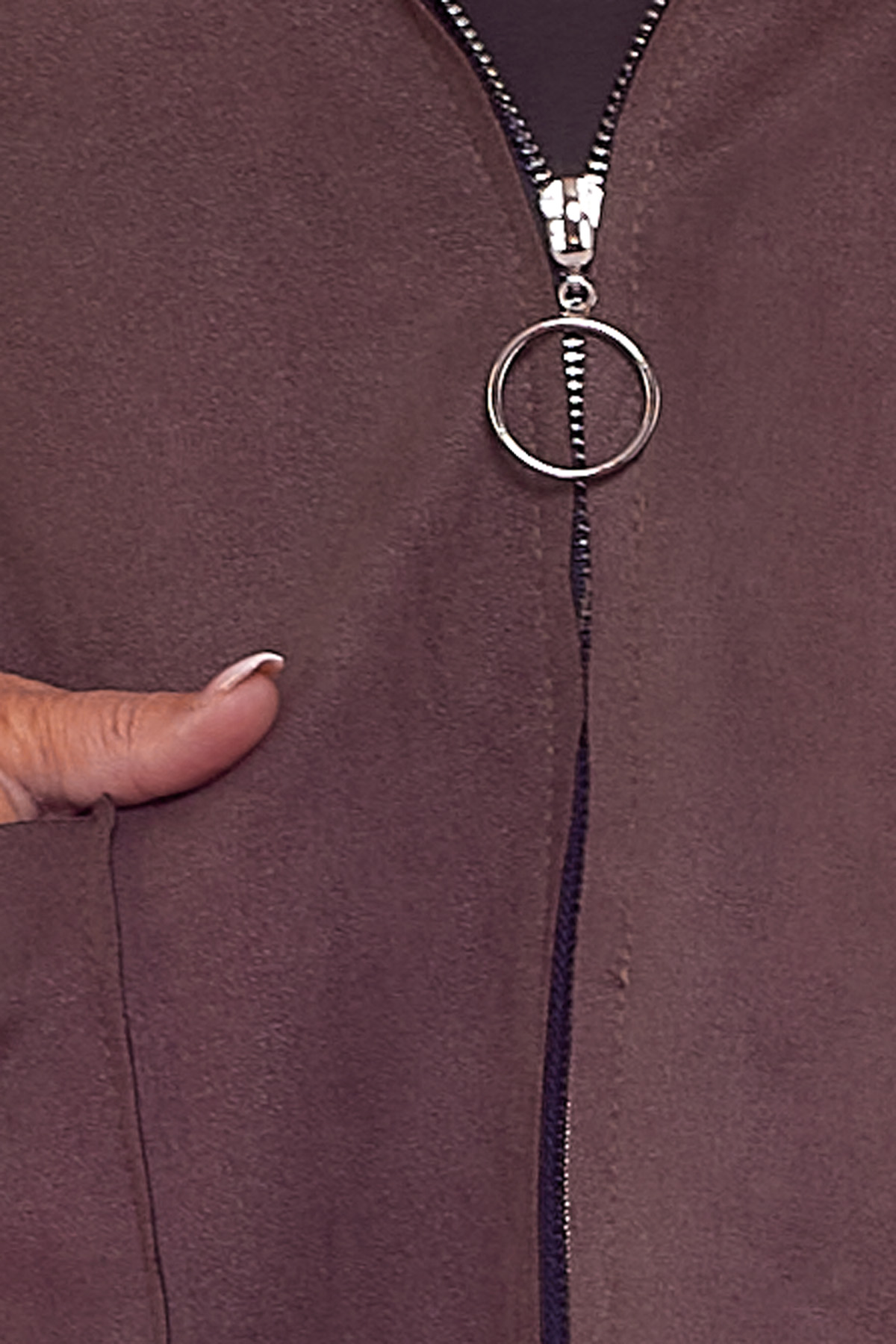 Chaqueta Asimétrica Con Capucha Y Cremallera Daule Una chaqueta elástica asimétrica que tiene capucha, dos bolsillos frontales y su mecanismo de cierre es una cremallera.