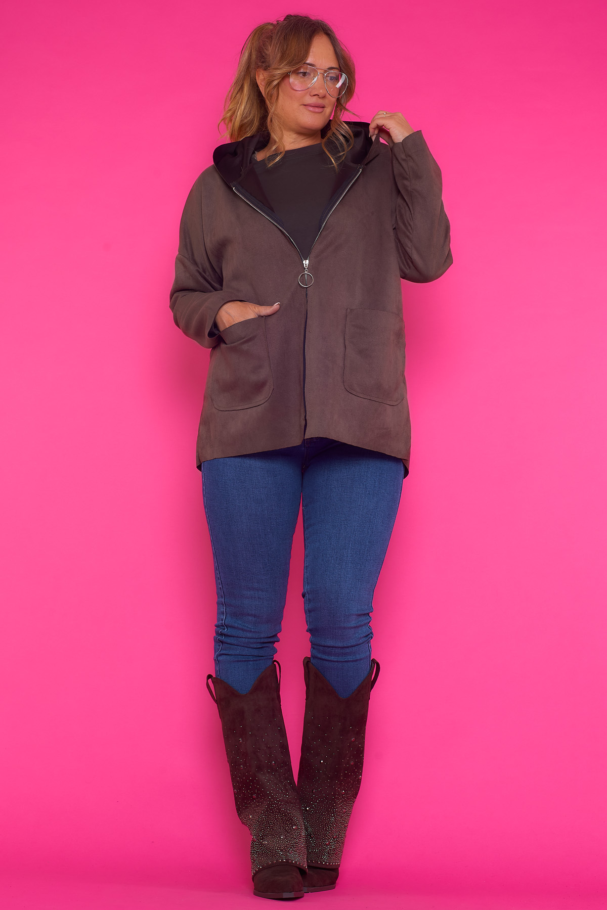 Chaqueta Asimétrica Con Capucha Y Cremallera Daule Una chaqueta elástica asimétrica que tiene capucha, dos bolsillos frontales y su mecanismo de cierre es una cremallera.