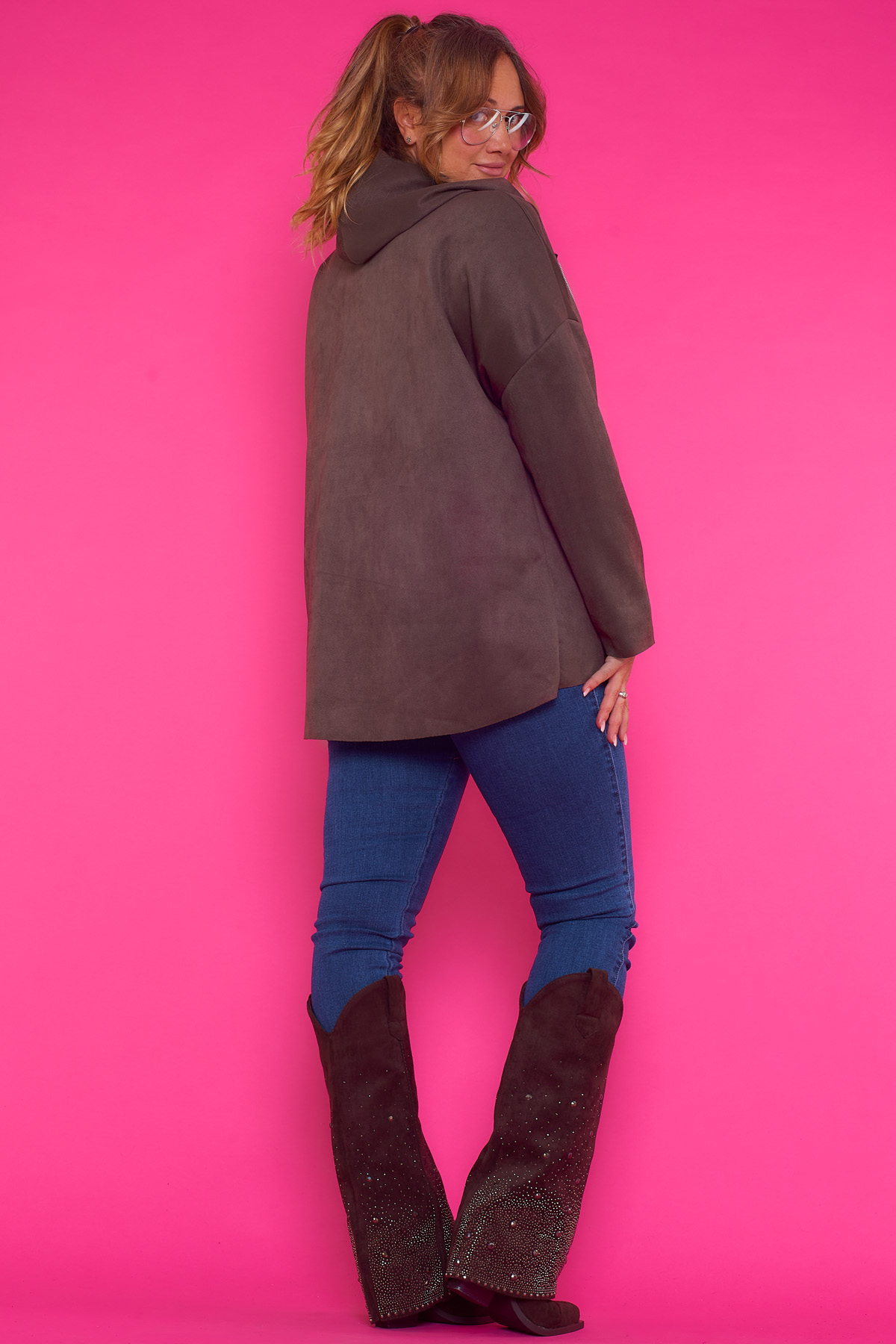 Chaqueta Asimétrica Con Capucha Y Cremallera Daule Una chaqueta elástica asimétrica que tiene capucha, dos bolsillos frontales y su mecanismo de cierre es una cremallera.