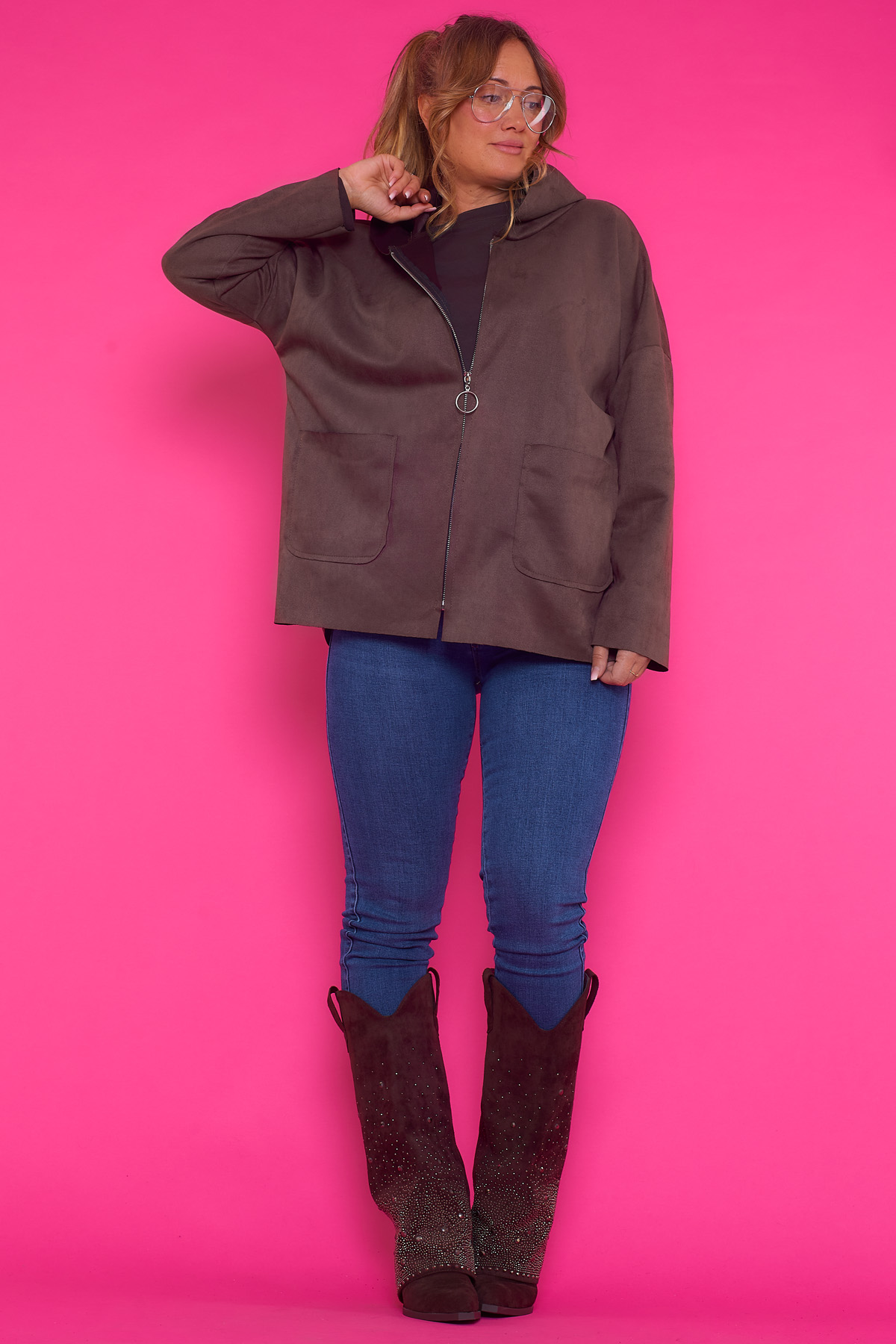 Chaqueta Asimétrica Con Capucha Y Cremallera Daule Una chaqueta elástica asimétrica que tiene capucha, dos bolsillos frontales y su mecanismo de cierre es una cremallera.