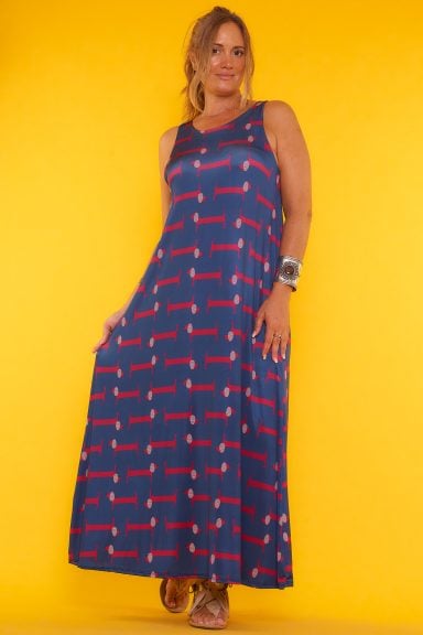 Un vestido elástico de cuello redondo sin mangas que es de punto frío y qué tiene un estampado creativo que cubre toda la prenda.