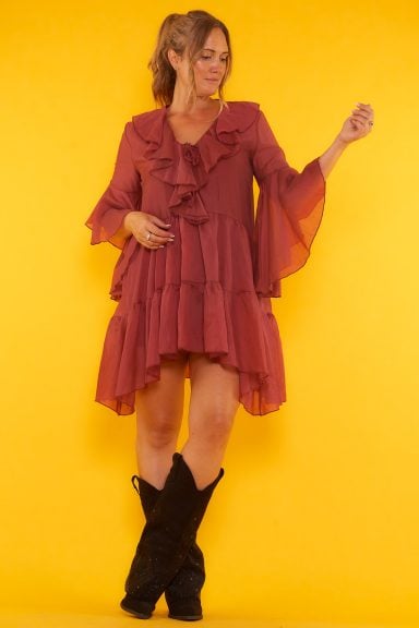 Un vestido corto que viene con una combinación incluida. El vestido tiene volantes y la combinación es elástica.