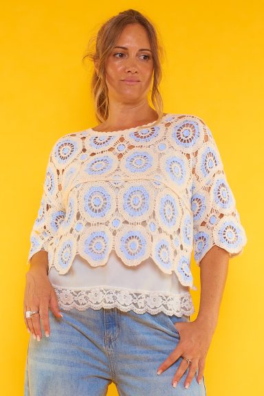 Un jersey corto caracterizado por distintiva manga francesa y por su diseño creativo en dos colores de crochet.