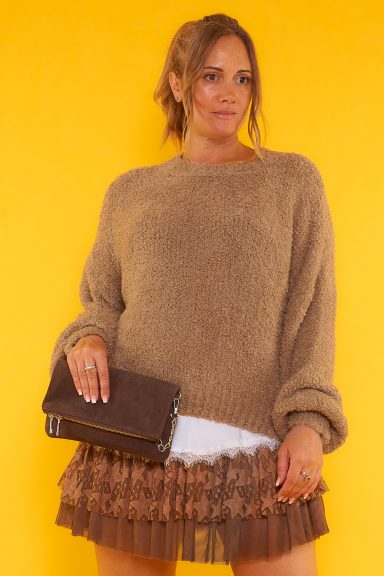 Un jersey elástico de tejido extremadamente suave y agradable al tacto que se caracteriza por tener su manga murciélago.
