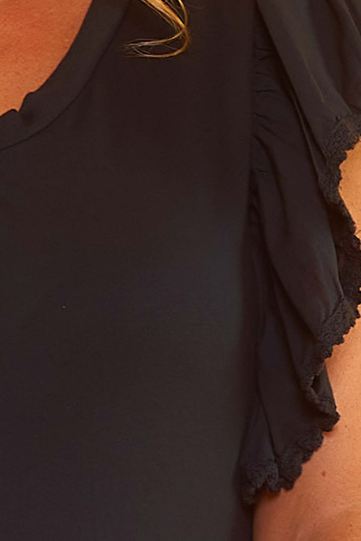 Camiseta Mangas Con Volantes Amrri Una camiseta elástica con escote en pico que se caracteriza por tener volantes en sus mangas que son cortas.