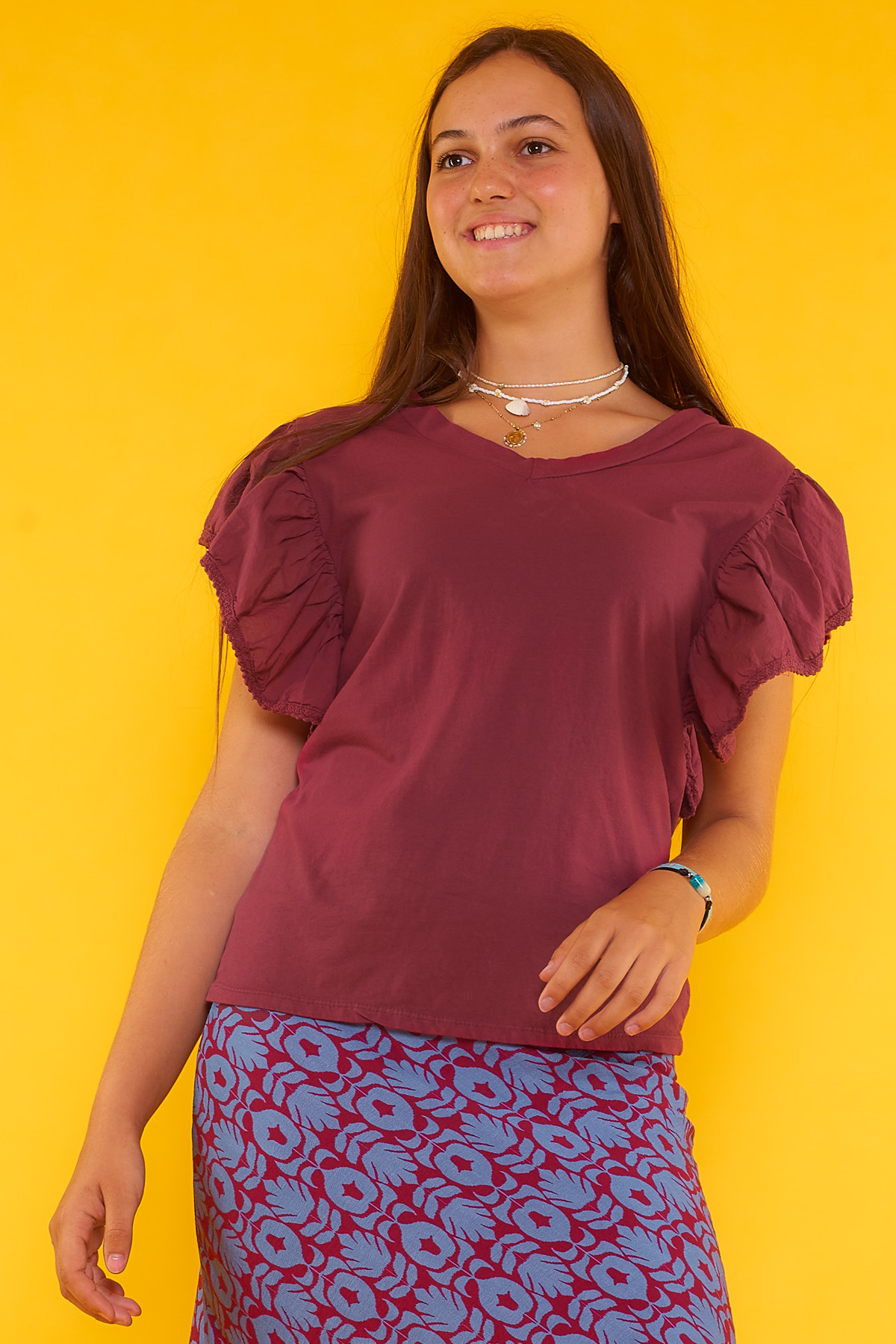 Camiseta Mangas Con Volantes Amrri Una camiseta elástica con escote en pico que se caracteriza por tener volantes en sus mangas que son cortas.