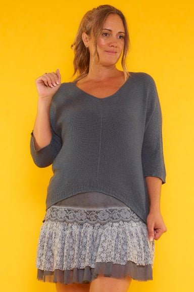 Un jersey elástico de tejido muy suave y ligero que se caracteriza por tener un corte asimétrico y manga francesa.