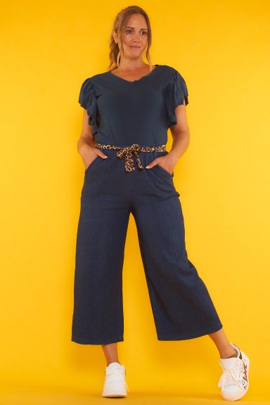 Un pantalón elástico que tiene bolsillos en sus laterales, trabillas y viene con un cinturón incluido. Tiene goma elástica en la cintura.
