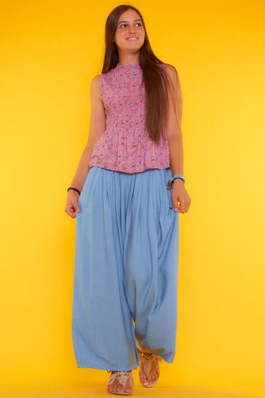 Un pantalón de pierna ancha que tiene bolsillos en sus laterales y una goma elástica en la parte trasera de su cintura.