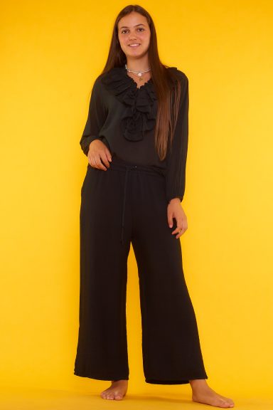 Un pantalón que tiene bolsillos en sus laterales y una goma elástica en la cintura con cordones para ajustar a mejor medida la prenda.