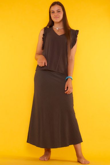 Una falda larga que tiene una goma elástica en la cintura y un tejido extremadamente suave y ligero, ideal para la temporada.