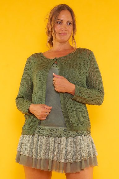 Chaqueta Abierta Calada Bandung Una chaqueta calada elástica abierta que se caracteriza por tener un botón en la parte superior para unirla.