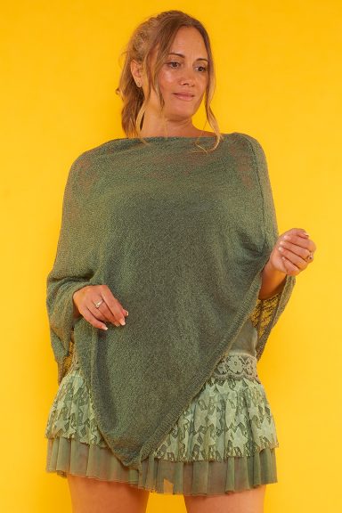 Un poncho elástico que se caracteriza por su corte asimétrico, teniendo su parte central más larga que las laterales.