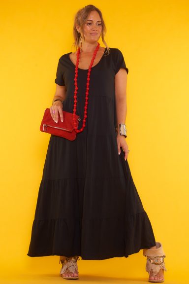 Un vestido largo elástico que tiene manga corta y un escote en pico amplio. Su tejido es suave y ligero, ideal para la temporada.