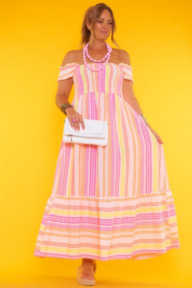 Un vestido largo completamente estampado que tiene nido de abeja en la parte superior incluyendo sus tirantes anchos.