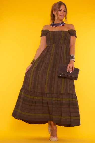 Un vestido largo completamente estampado que tiene nido de abeja en la parte superior incluyendo sus tirantes anchos.