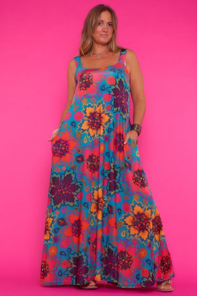 Un vestido elástico que es de punto frío y que tiene tirantes no regulables. Tiene un estampado que cubre toda la prenda y bolsillos.