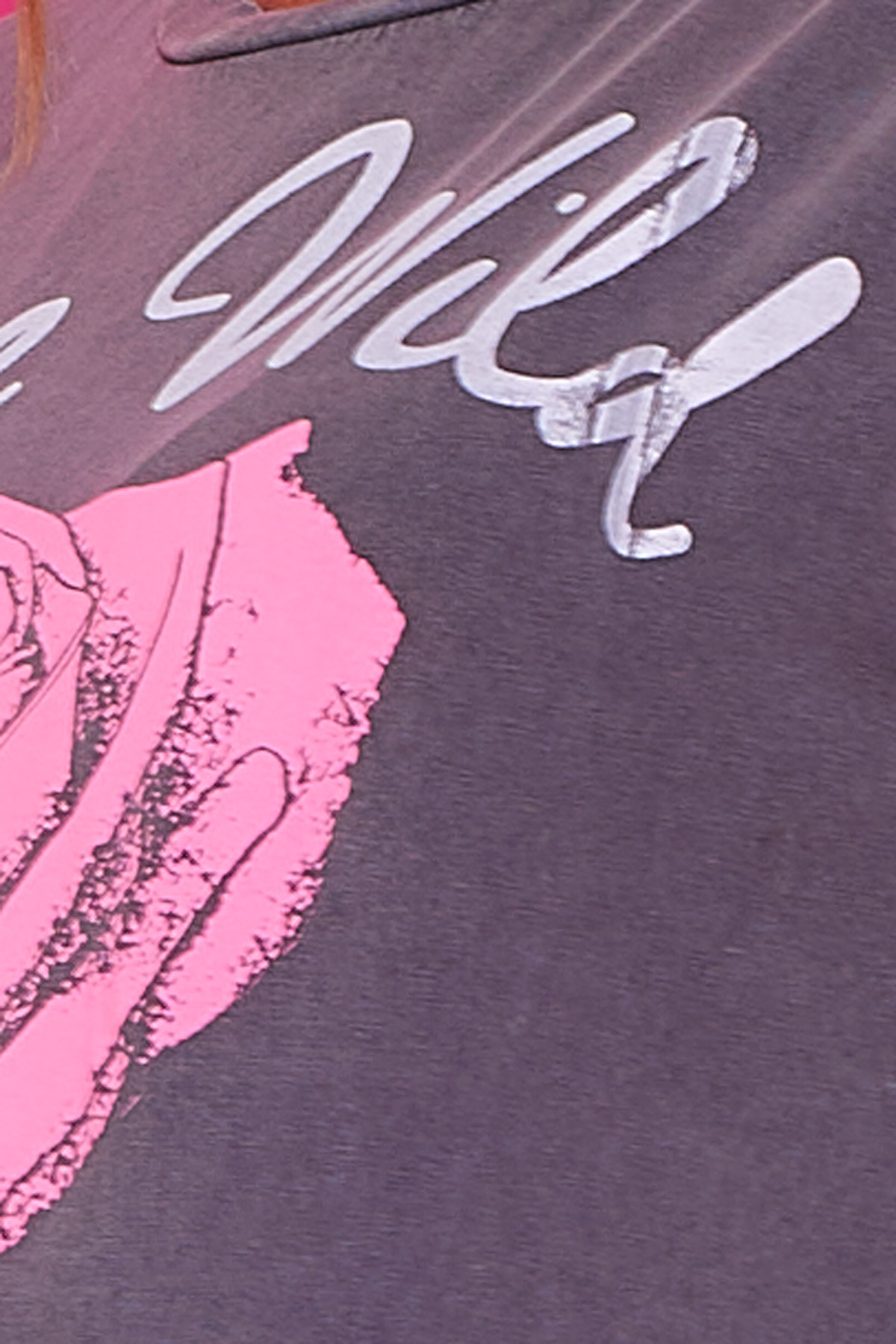 Camiseta Sin Mangas Estampada Savage LTA Una camiseta elástica que tiene una diminuta manga, un estampado y tiras delgadas de tela colgando en la parte inferior.