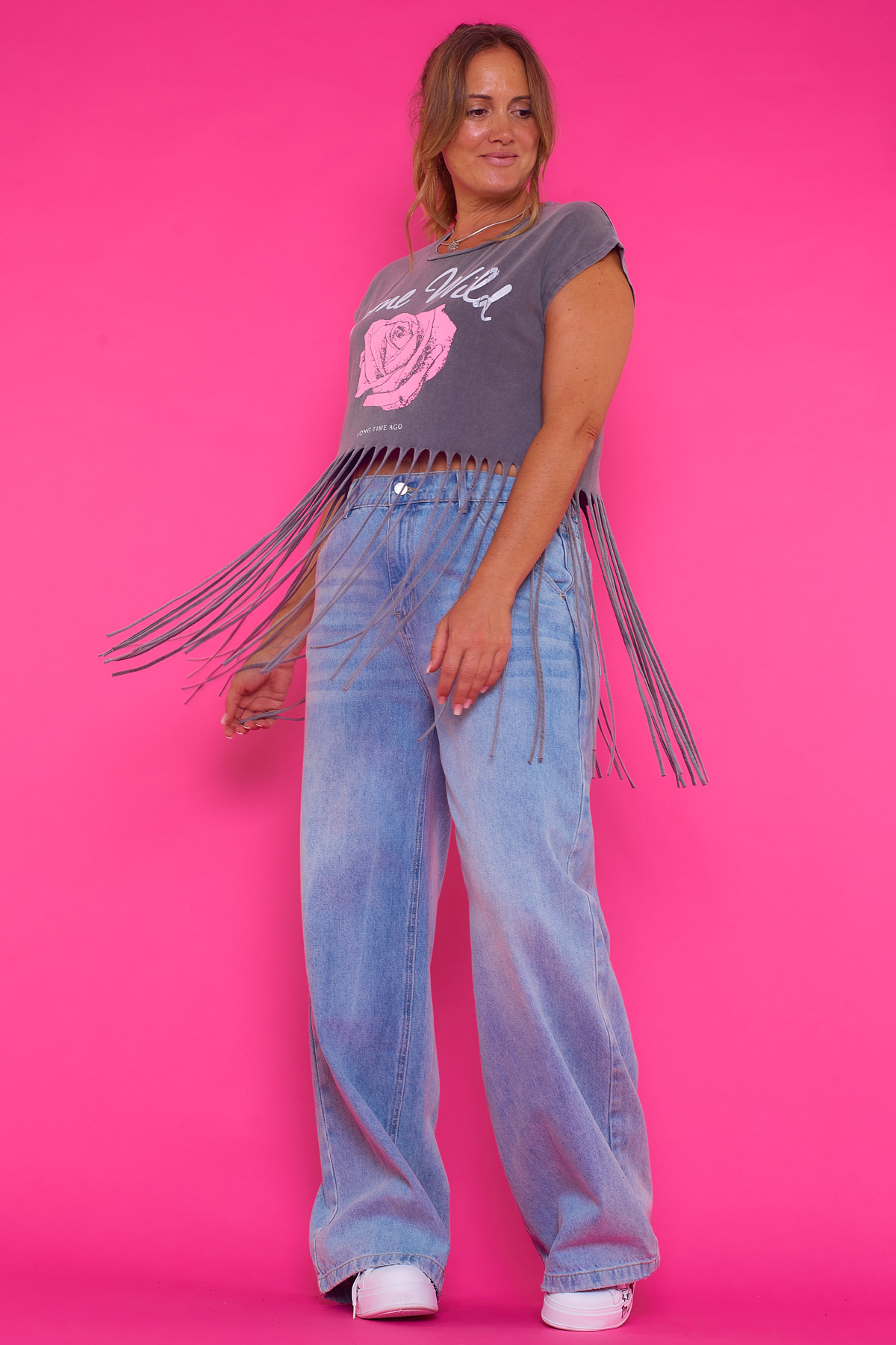 Camiseta Sin Mangas Estampada Savage LTA Una camiseta elástica que tiene una diminuta manga, un estampado y tiras delgadas de tela colgando en la parte inferior.