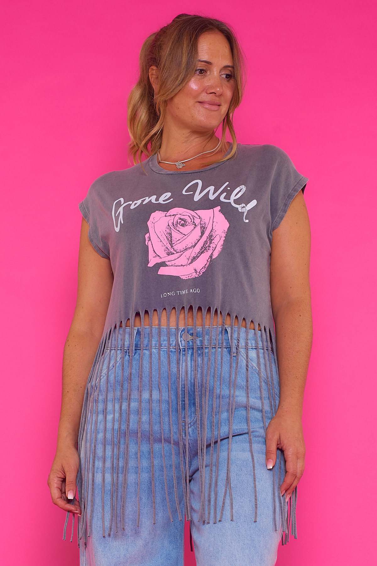 Camiseta Sin Mangas Estampada Savage LTA Una camiseta elástica que tiene una diminuta manga, un estampado y tiras delgadas de tela colgando en la parte inferior.