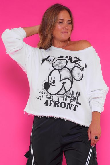 Sudadera Estampada Garfio 1 Una sudadera elástica que tiene estampado, un tejido estilo toalla y decoraciones deshilachadas y expuestas.