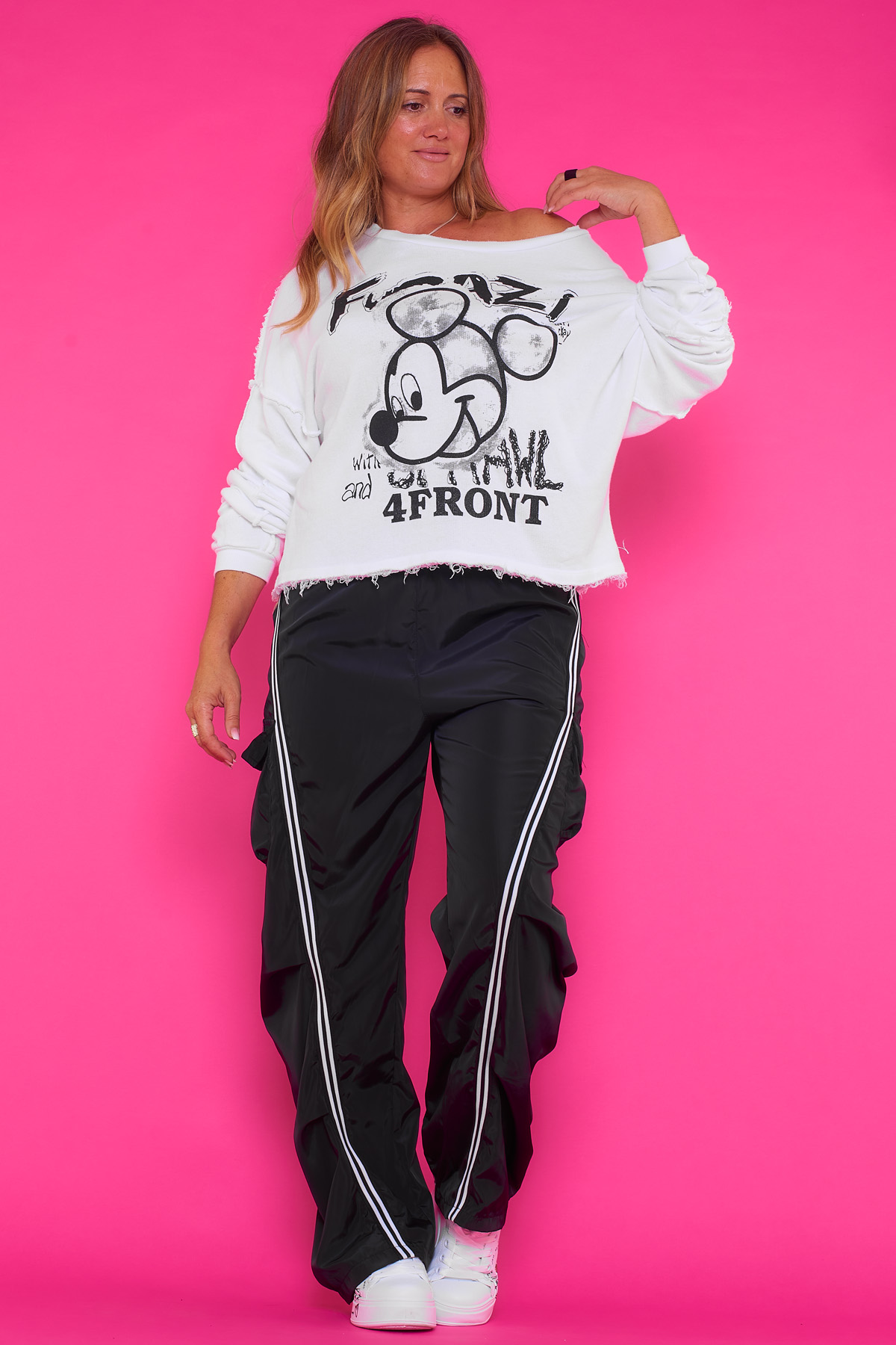 Sudadera Estampada Garfio 1 Una sudadera elástica que tiene estampado, un tejido estilo toalla y decoraciones deshilachadas y expuestas.