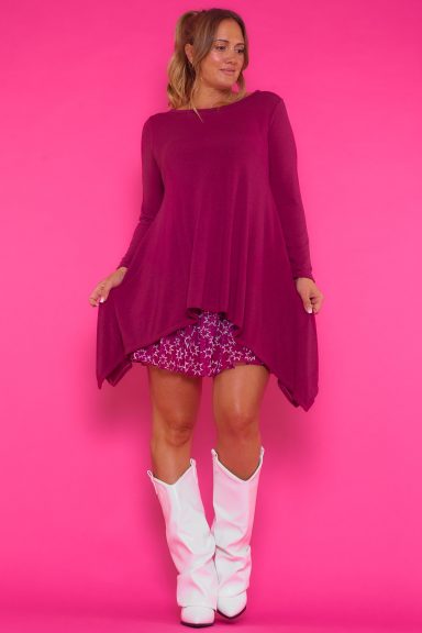 Maxi jersey en mezcla de tejidos. Trae cuello redondo amplio y manga larga con puños rematados. Detalle de caída asimétrica.