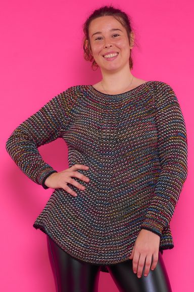 Un jersey elástico de manga larga que se caracteriza por tener un corte asimétrico y por su diseño original multicolor.