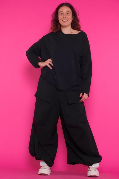 Pantalón Baggy Dinastía: pantalón elástico con bolsillos colgantes, cintura ajustable y tejido ligero. Perfecto para un look moderno y desenfadado.