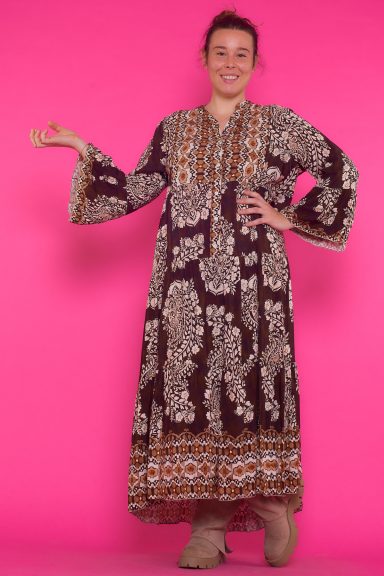 Vestido Largo Estampado Ipoh Un vestido largo estampado estilo baggy que tiene botones en su escote. Sus mangas son largas y son de estilo acampanado.