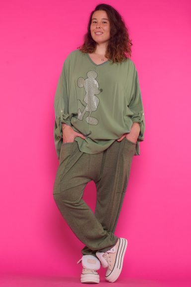 Pantalón Baggy de punto medio elástico con bolsillos laterales y cintura elástica. Ligero, versátil y perfecto para cualquier ocasión.