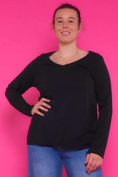 Una blusa elástica que tiene escote en pico y manga larga. Su tejido es muy suave y agradable al tacto, ideal para la temporada.