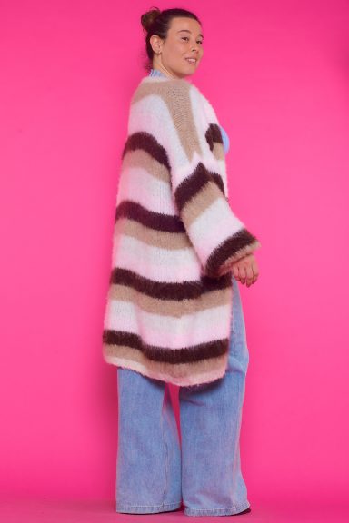 Un abrigo abierto que es muy elástico de múltiples colores que tiene un tejido extremadamente suave y cómodo.